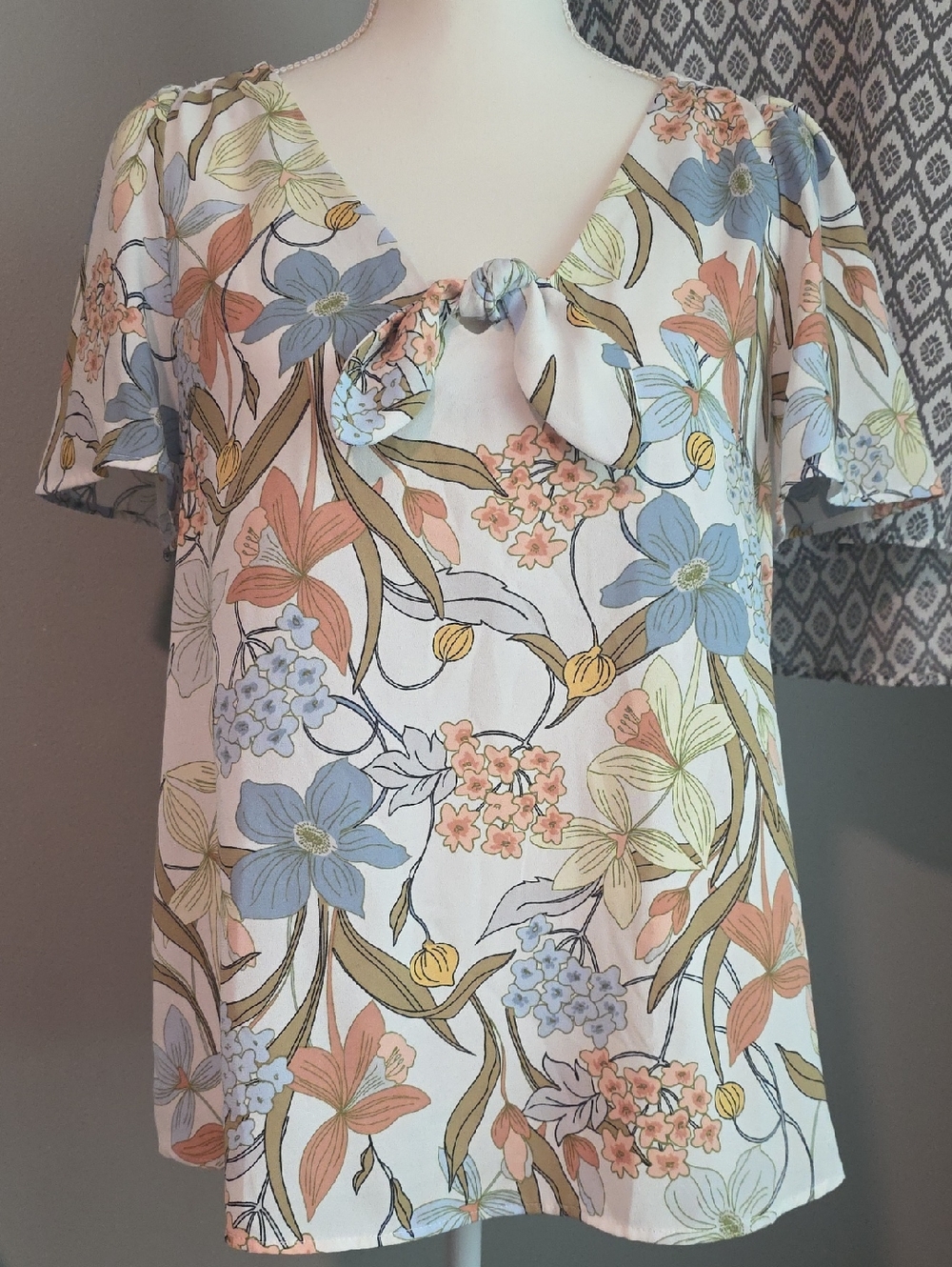 LC Lauren Conrad Cream Floral Tie-Neck Blouse with Blue & Peach Blooms Size M